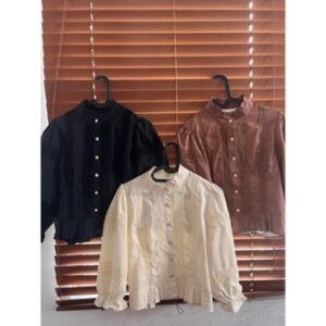 Baju Wanita Lengan Panjang Gaya Retro | Longgar | Kancing Sebaris | Lengan Panjang | Gaya Retro | Warna Hitam, Khaki, & Apel Kuning | Bahan Halus | Desain Detil Renda | Original By Chicmore