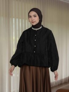 Mayoutfit Akira Blouse | Atasan Blus Emboss Jacquard Wanita Kerah Chiangi Lebaran Kondangan Outfit