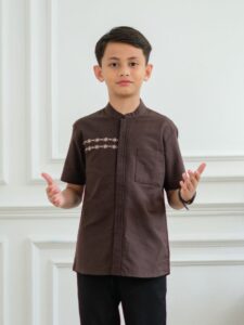 LOA STUDIOS – Baju Kemeja Koko Bordir Anak Lengan Pendek Dark Mahogany – Kazim Kids