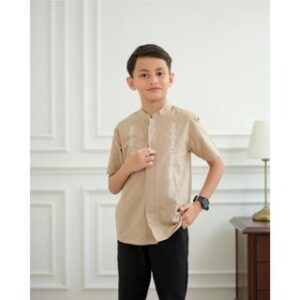 LOA STUDIOS – Baju Koko Kemeja Anak Bordir Lengan Pendek Khaki – Naqi Kids